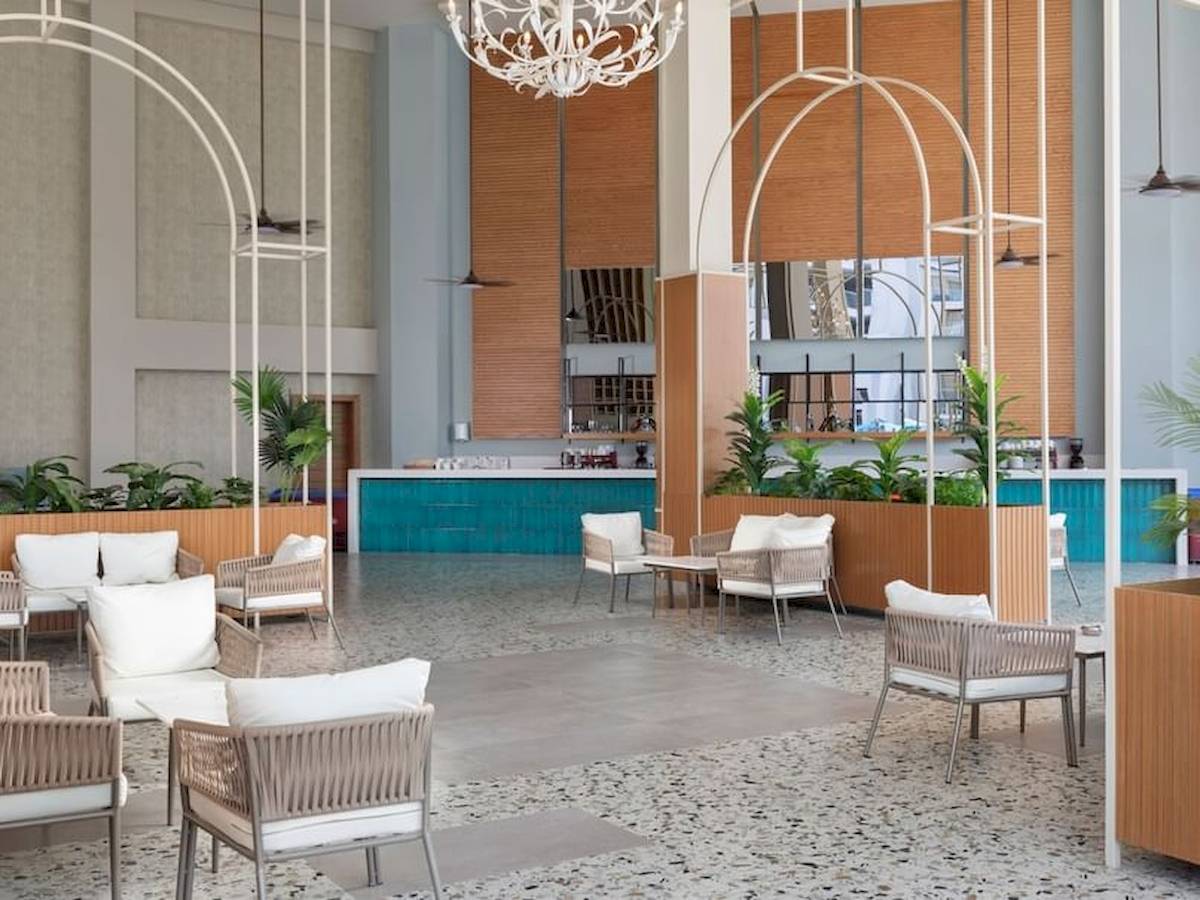 Lobby des Pickalbatros Blu Spa Resorts mit weißen Möbeln und Pflanzen.