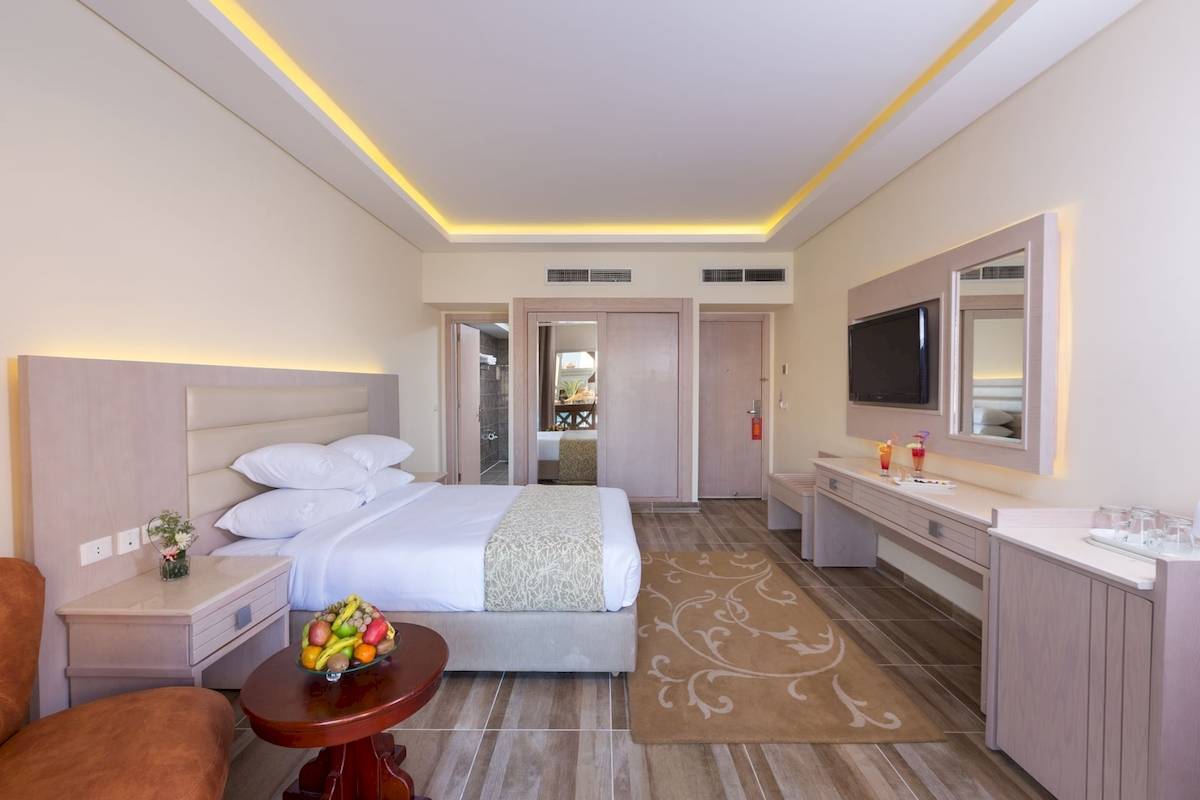 Hotelzimmer im Pickalbatros Aqua Vista Resort mit Bett, Tisch und Fernseher.