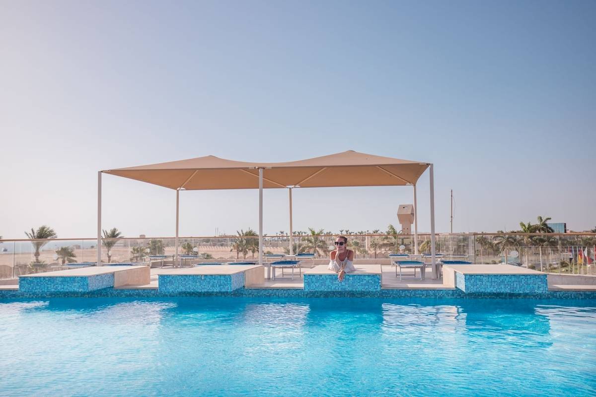 Ein Pool mit überdachter Terrasse im Hotel Pickalbatros Aqua Vista Resort.