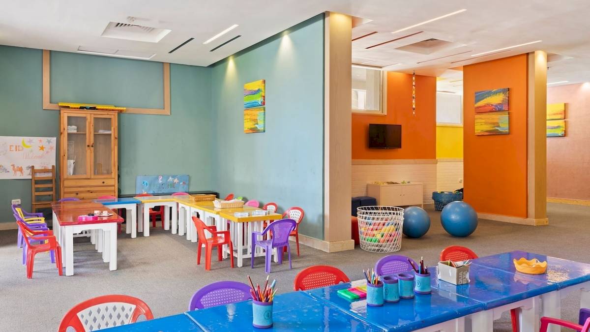 Kinderzimmer im Pickalbatros Aqua Vista Resort mit bunten Tischen, Stühlen und Spielzeug.