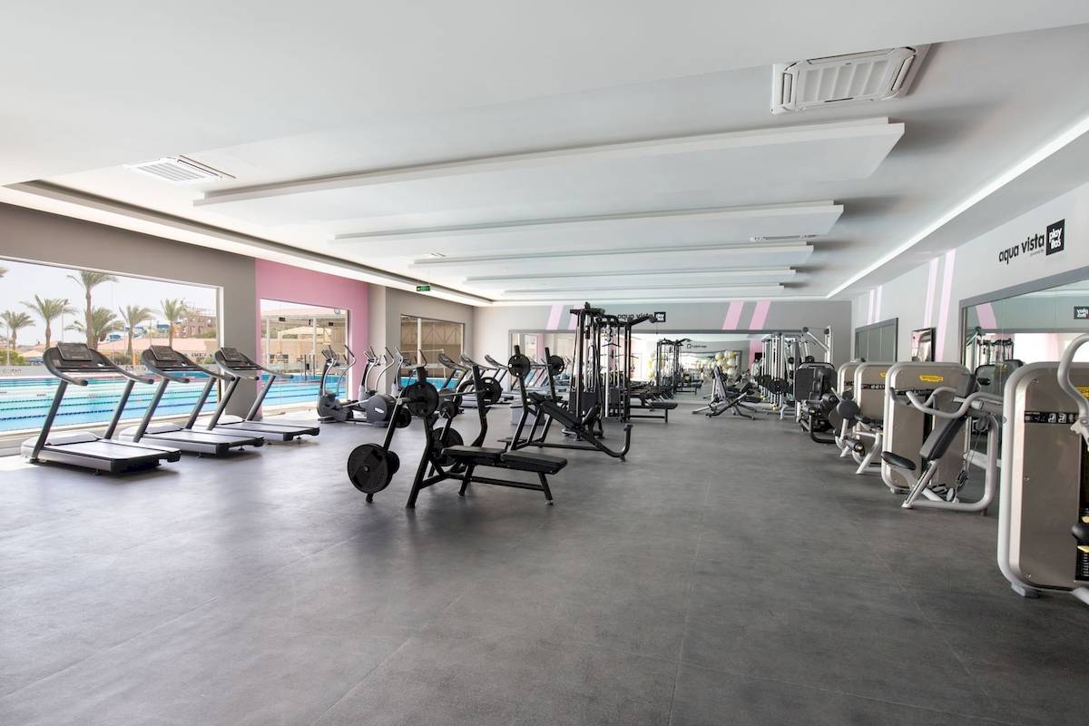 Fitnesscenter im Pickalbatros Aqua Vista Resort mit Laufbändern und Kraftgeräten.