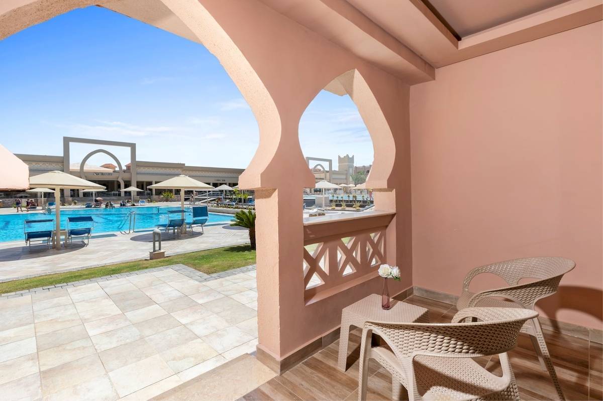 Aussicht vom Balkon des Pickalbatros Aqua Vista Resorts auf den Poolbereich