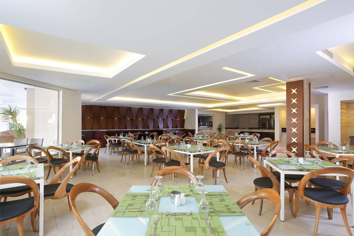 Innenansicht des Restaurants im Pickalbatros Aqua Vista Resort mit gedeckten Tischen und Stühlen.