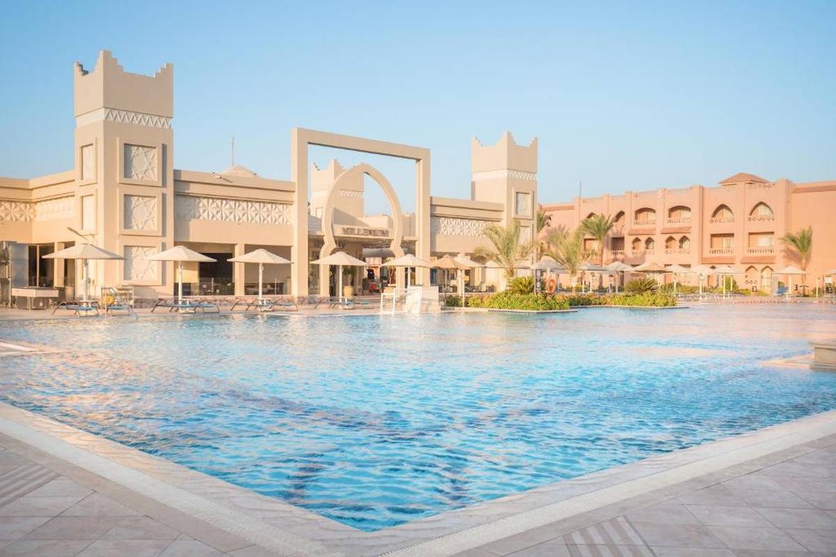 Außenbereich des Pickalbatros Aqua Vista Resorts mit Swimmingpool und Loungestühlen.