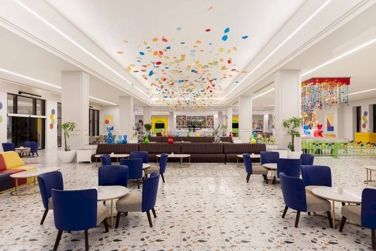 Lobby des Pickalbatros Water Valley Resort mit bunten Dekorationen und Sitzgelegenheiten.