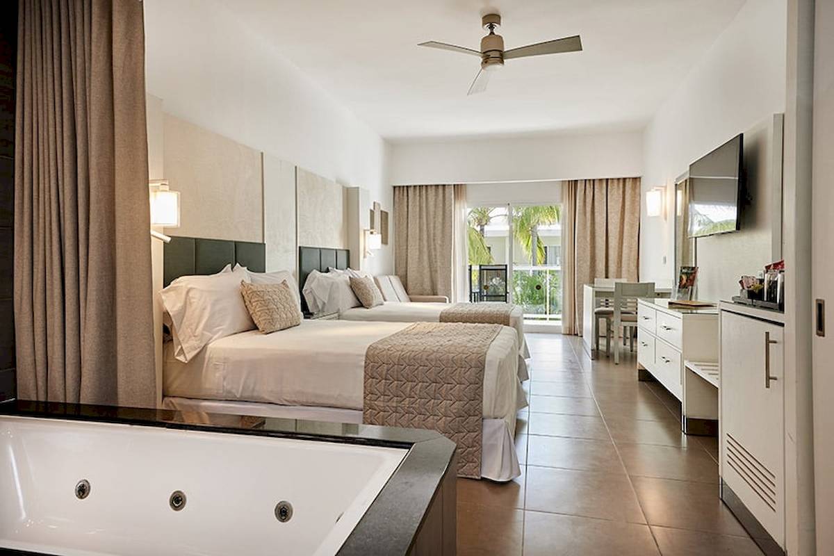 Suite im RIU Palace Macao mit Badewanne und Betten, modernes Zimmerdesign