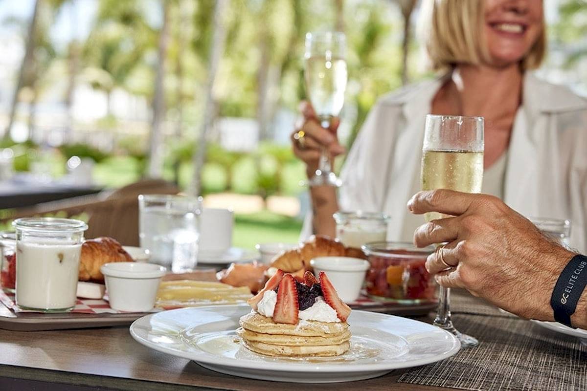 Frühstückstisch mit Paarchen und Champagner im RIU Palace Macao