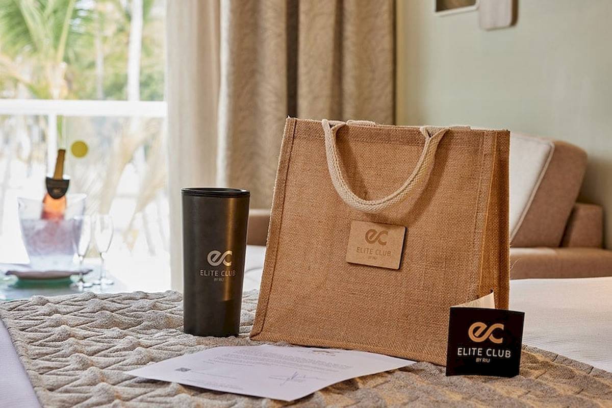 Elite Club Geschenktasche auf dem Bett im RIU Palace Macao Hotel