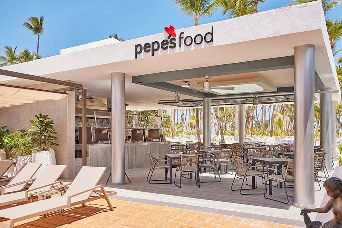 Außenbereich des Pepe's Food Restaurants im RIU Palace Macao mit Tischen und Stühlen, Liegestühlen und Pflanzen.
