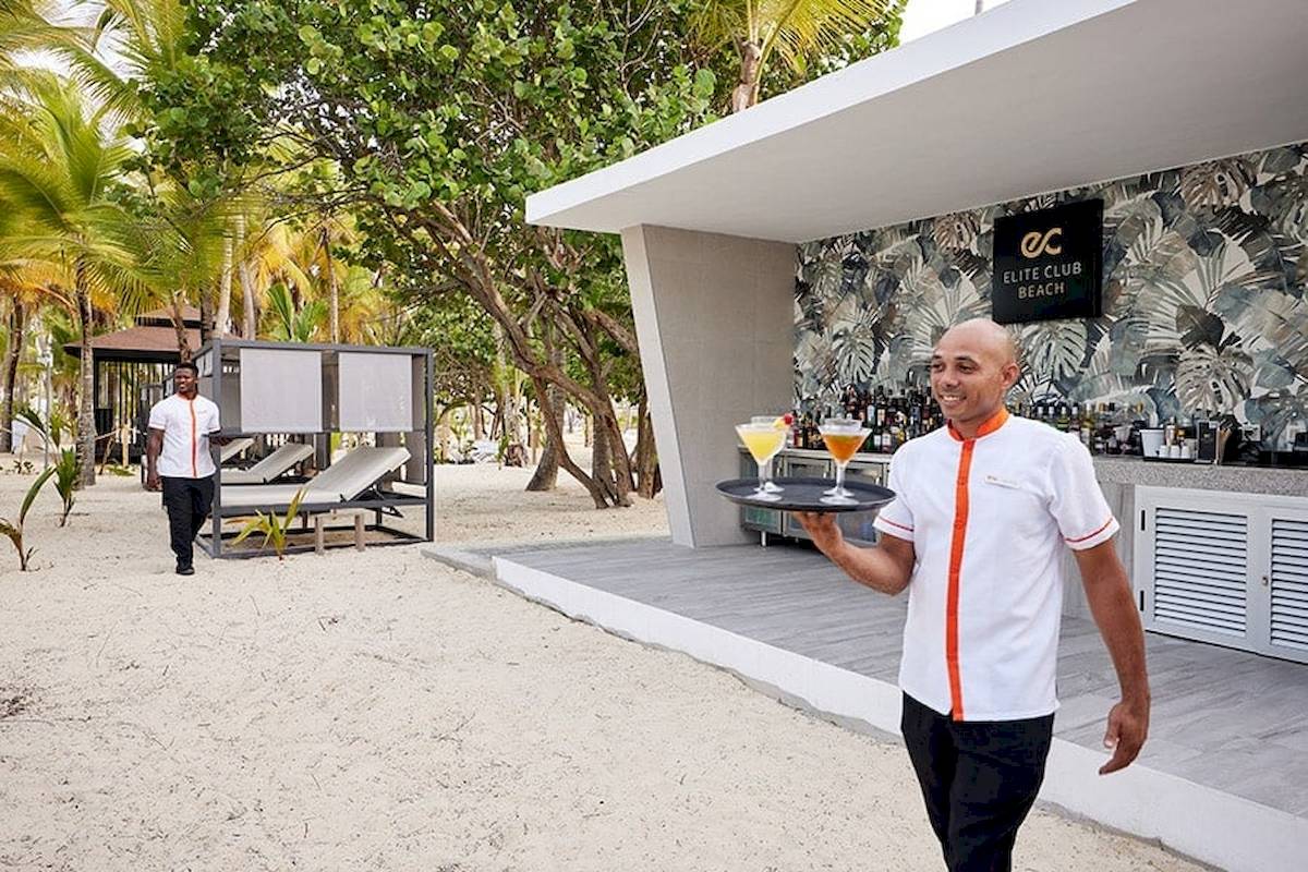 Ein Mitarbeiter des RIU Palace Macao Hotels serviert Cocktails auf der Elite Club Beach.