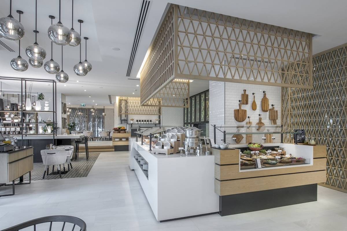 Innenbereich des Al Bandar Rotana Hotels mit moderner Einrichtung, Buffet und Tischdekoration.