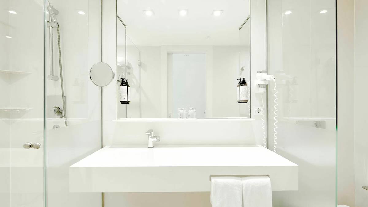 Badezimmer im Iberostar Cristina Hotel mit moderner Ausstattung.