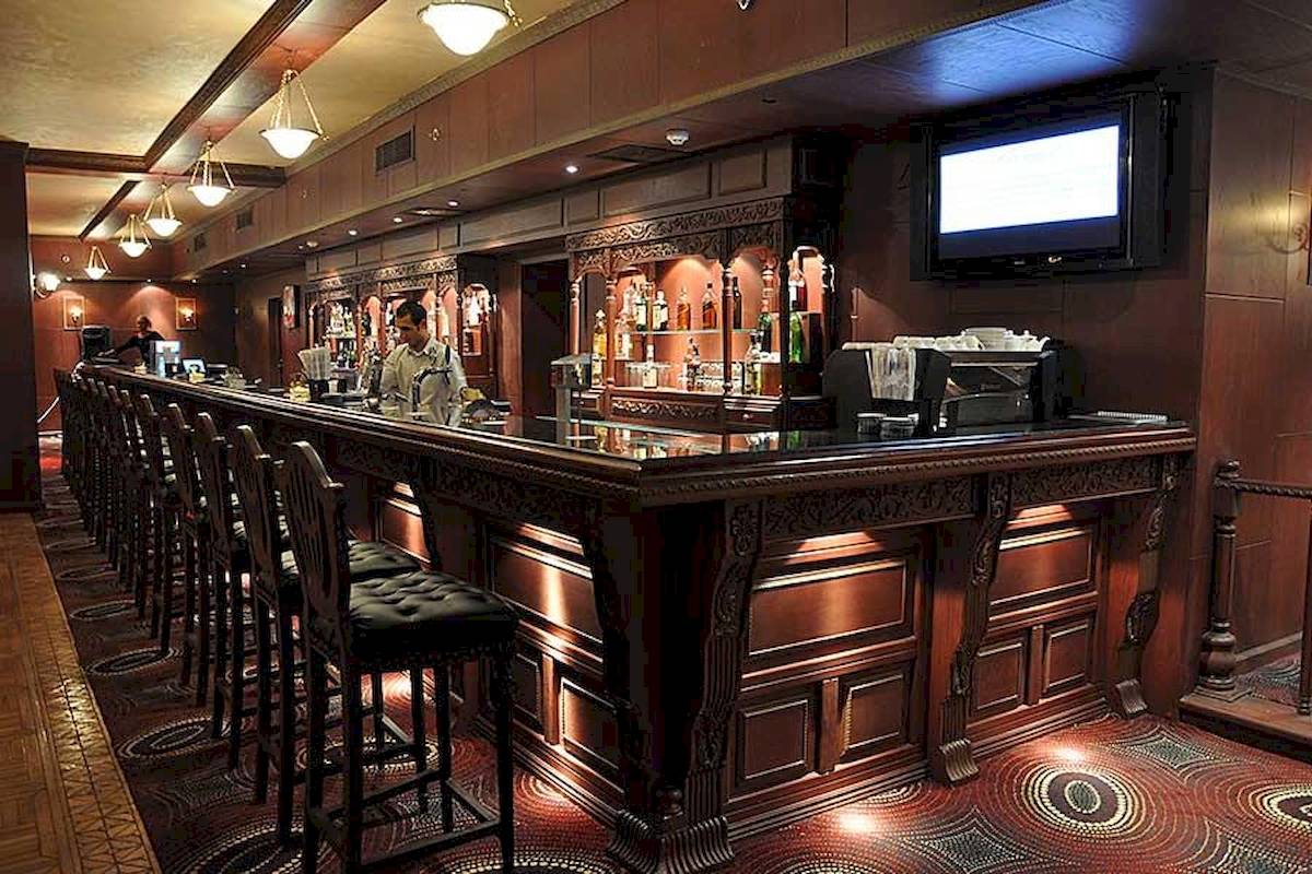 Bar im Premier Le Reve Hotel & Spa mit Barkeepern und Holzdesign.