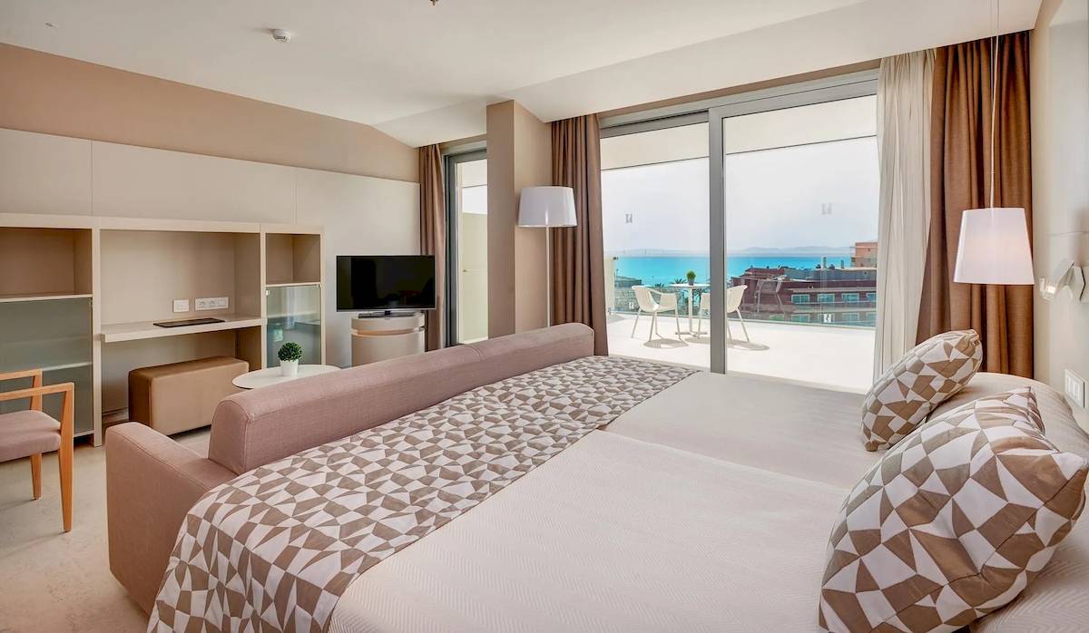 Doppelbett-Zimmer im Hipotels Gran Playa de Palma mit Blick auf die Stadt und das Meer.