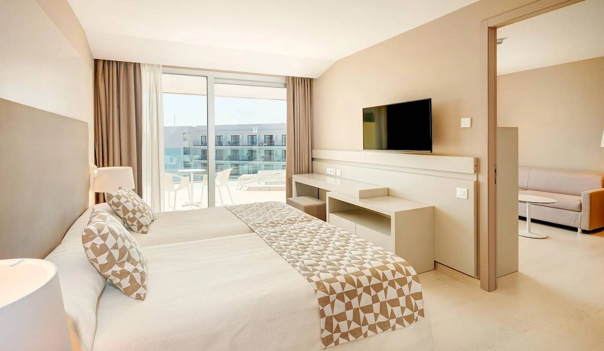 Innenansicht eines Doppelzimmers im Hipotels Gran Playa de Palma mit Blick auf das Meer