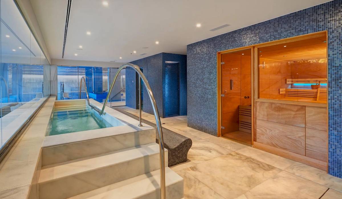 Wellnessbereich im Hipotels Gran Playa de Palma mit Pool und Sauna.