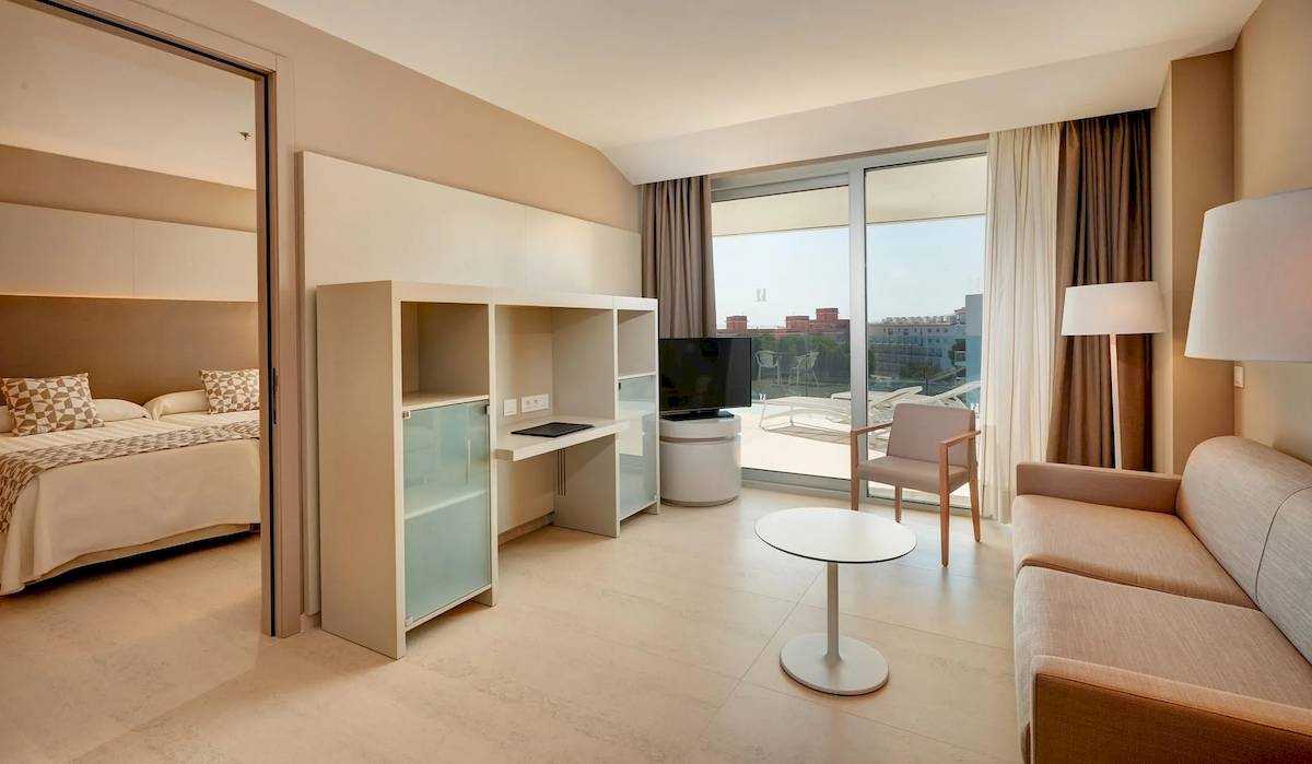 Suite-Zimmer im Hipotels Gran Playa de Palma mit Schlafzimmer, Wohnzimmer und Terrassenblick.