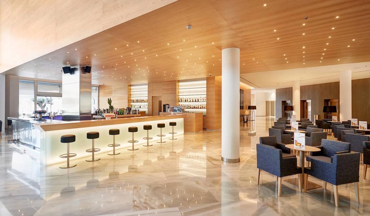 Barbereich des Hipotels Gran Playa de Palma mit modernen Möbeln und hellem Interieur.