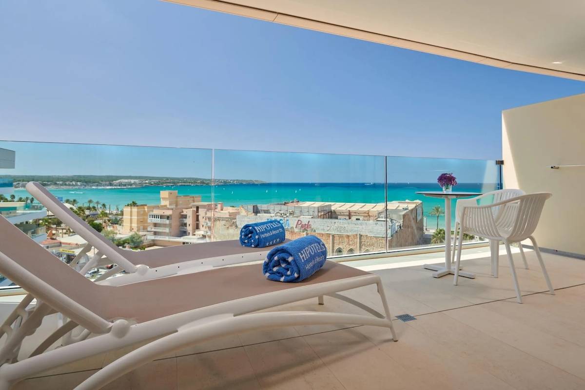 Terrasse des Hipotels Gran Playa de Palma mit Blick auf das Meer und Stadtlandschaft