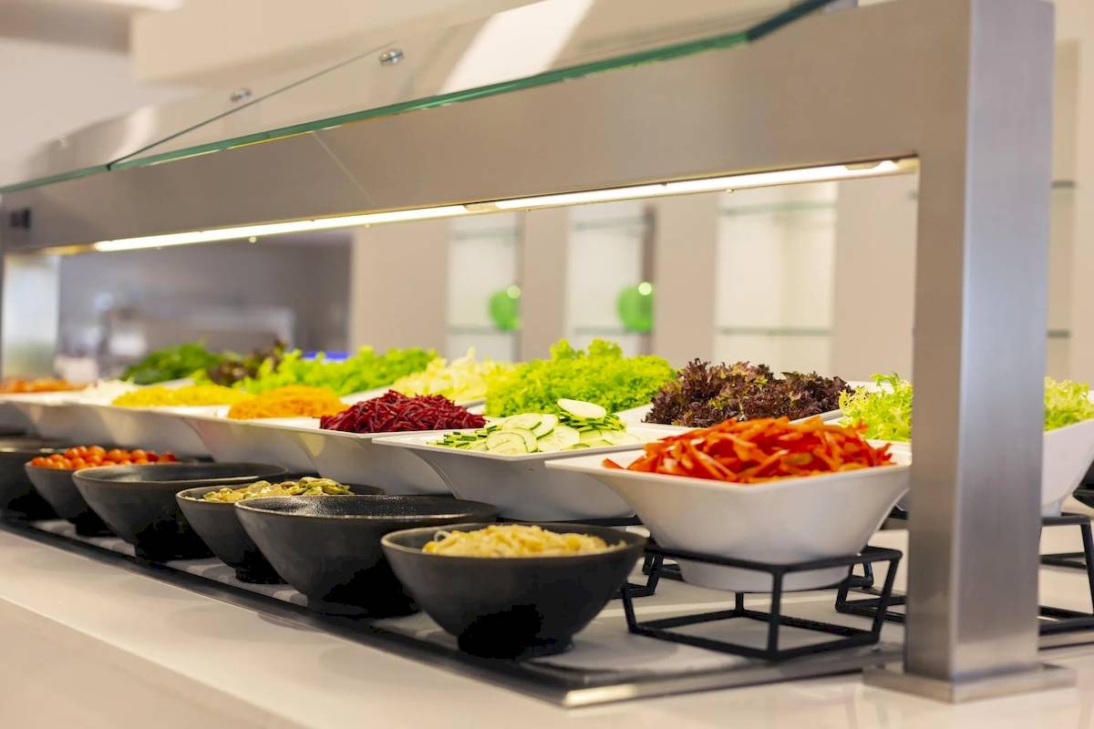 Buffet mit verschiedenen Salaten im Hipotels Gran Playa de Palma Hotel.