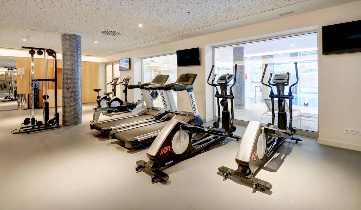 Fitnesscenter im Hipotels Gran Playa de Palma mit Laufbändern und anderen Geräten.