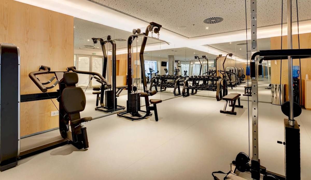 Fitness-Center im Hipotels Gran Playa de Palma mit vielen Geräten und Spiegeln