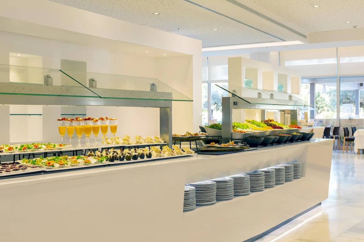 Buffet im Hotel Hipotels Gran Playa de Palma mit verschiedenen Gerichten und Getränken.