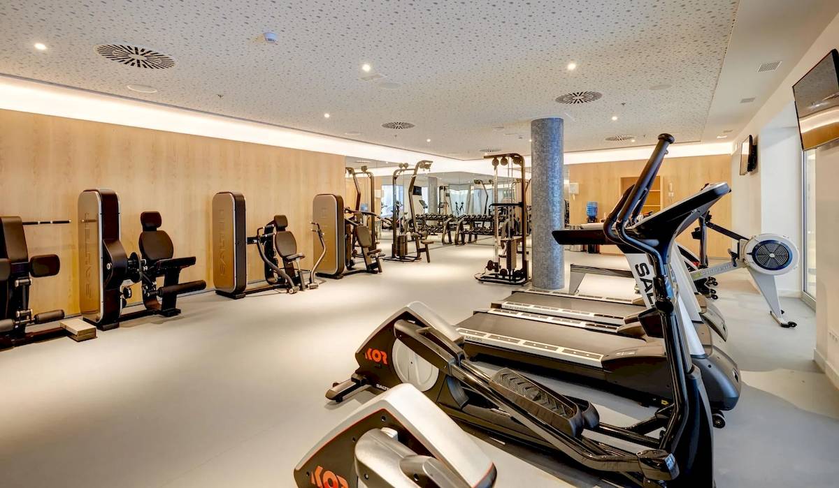 Fitness Center im Hipotels Gran Playa de Palma mit modernen Trainingsgeräten.