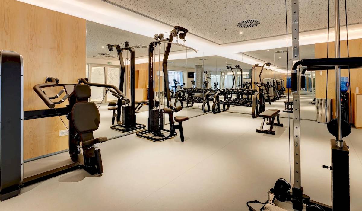 Fitnessstudio im Hipotels Gran Playa de Palma mit verschiedenen Geräten und Spiegeln