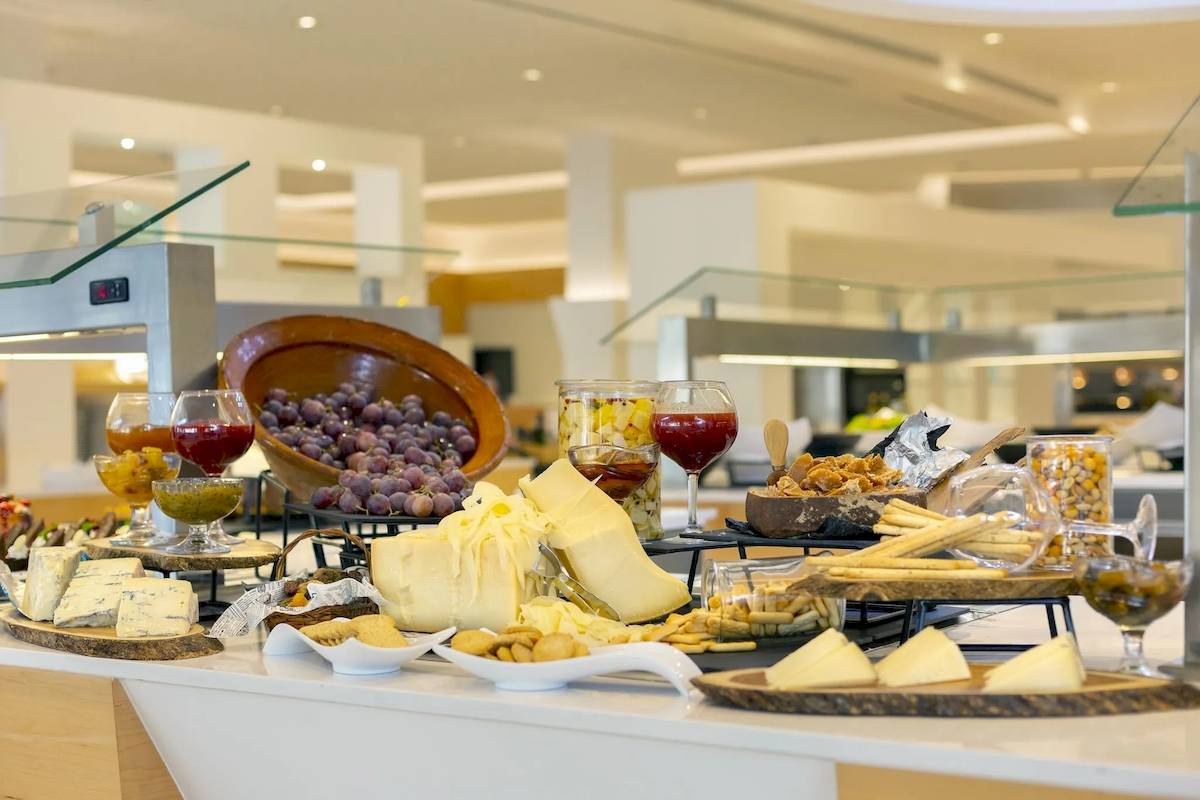 Buffet im Hipotels Gran Playa de Palma mit Käse, Weinen, Oliven und Nüssen.