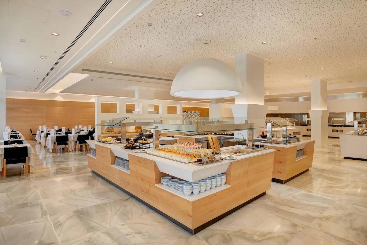 Buffetbereich im Hipotels Gran Playa de Palma mit vielen Speisen und Tischen.