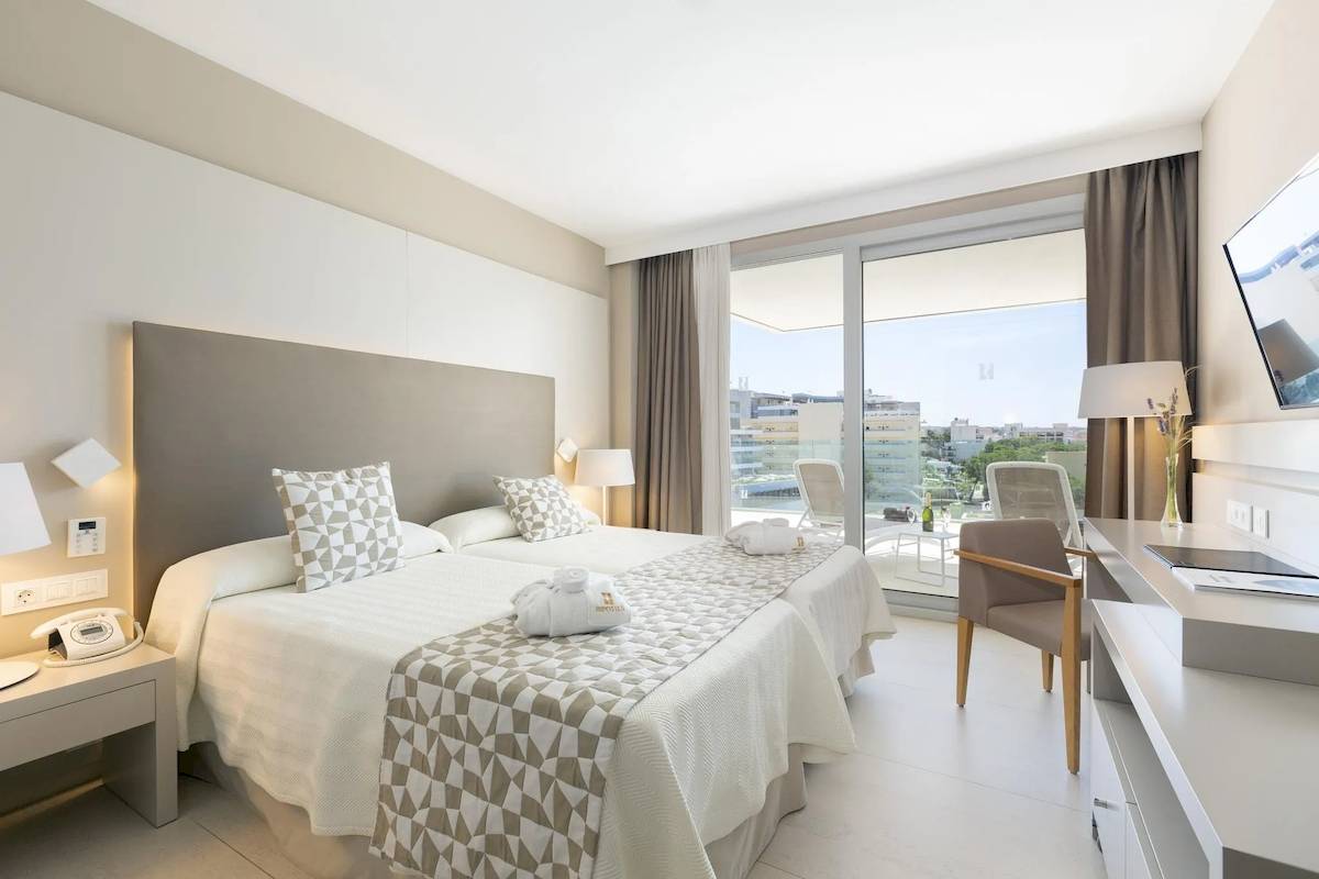 Doppelzimmer im Hipotels Gran Playa de Palma mit Blick auf die Stadt