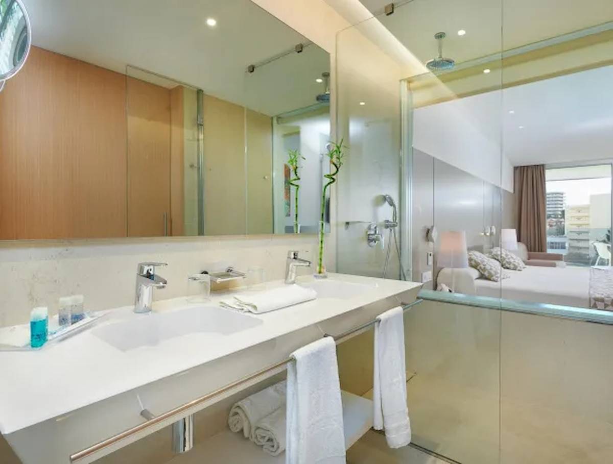 Badezimmer im Hipotels Gran Playa de Palma mit Waschbecken, Spiegel und Dusche