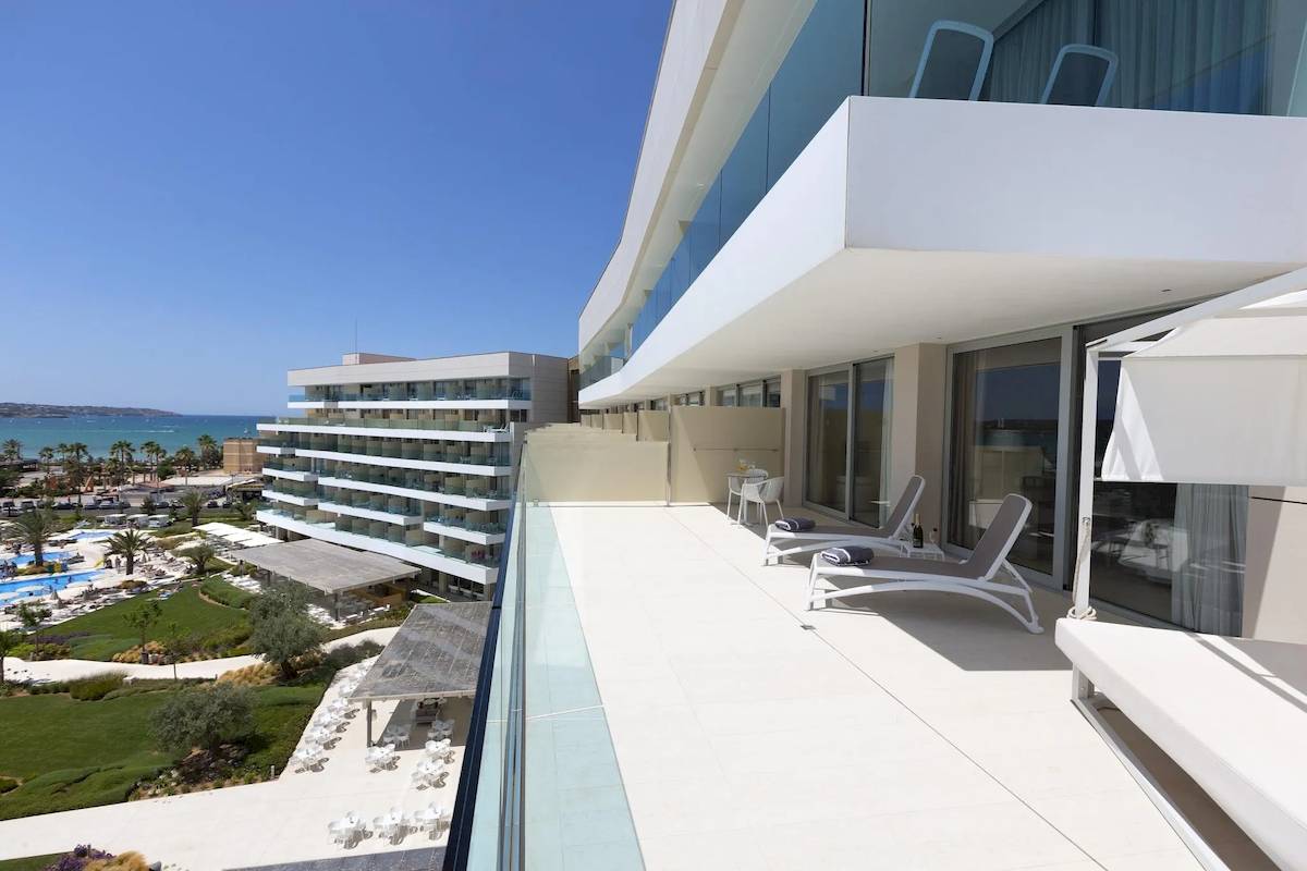 Ausblick vom Balkon des Hipotels Gran Playa de Palma auf das Meer und den Poolbereich.