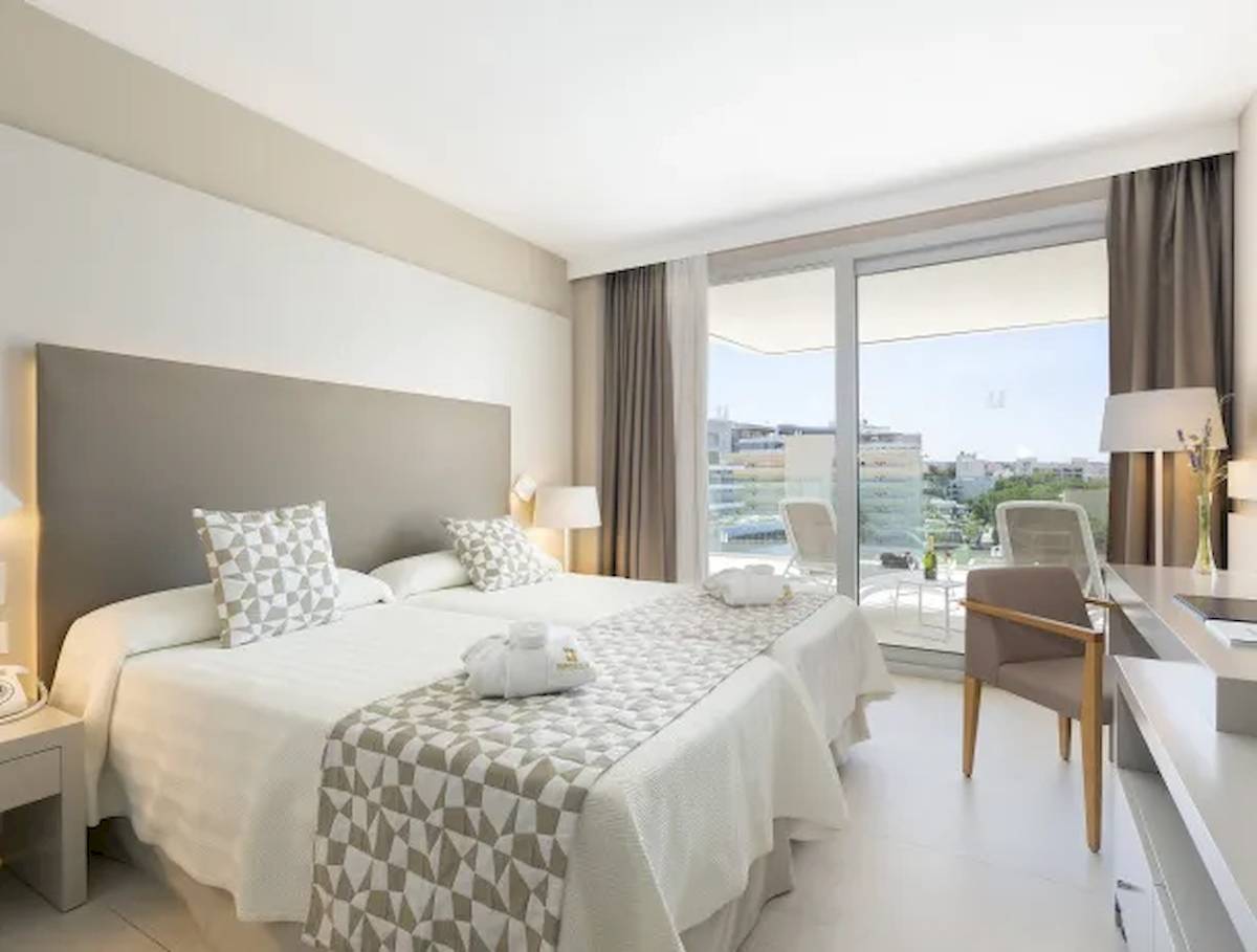 Doppelzimmer im Hipotels Gran Playa de Palma mit Bett, Fenster und Terrasse