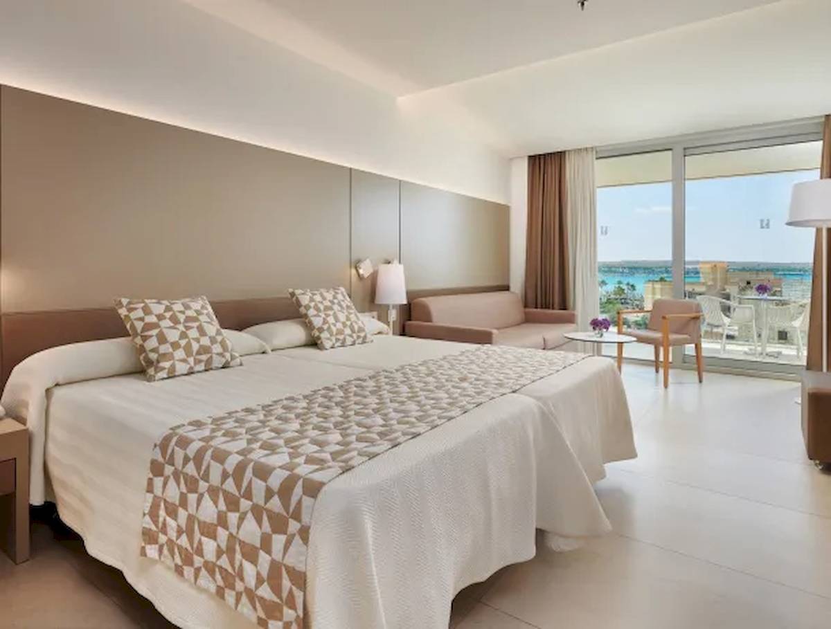 Hotelzimmer mit Meerblick im Hipotels Gran Playa de Palma, mit zwei Betten, Wohnzimmermöbeln und einer Terrasse.