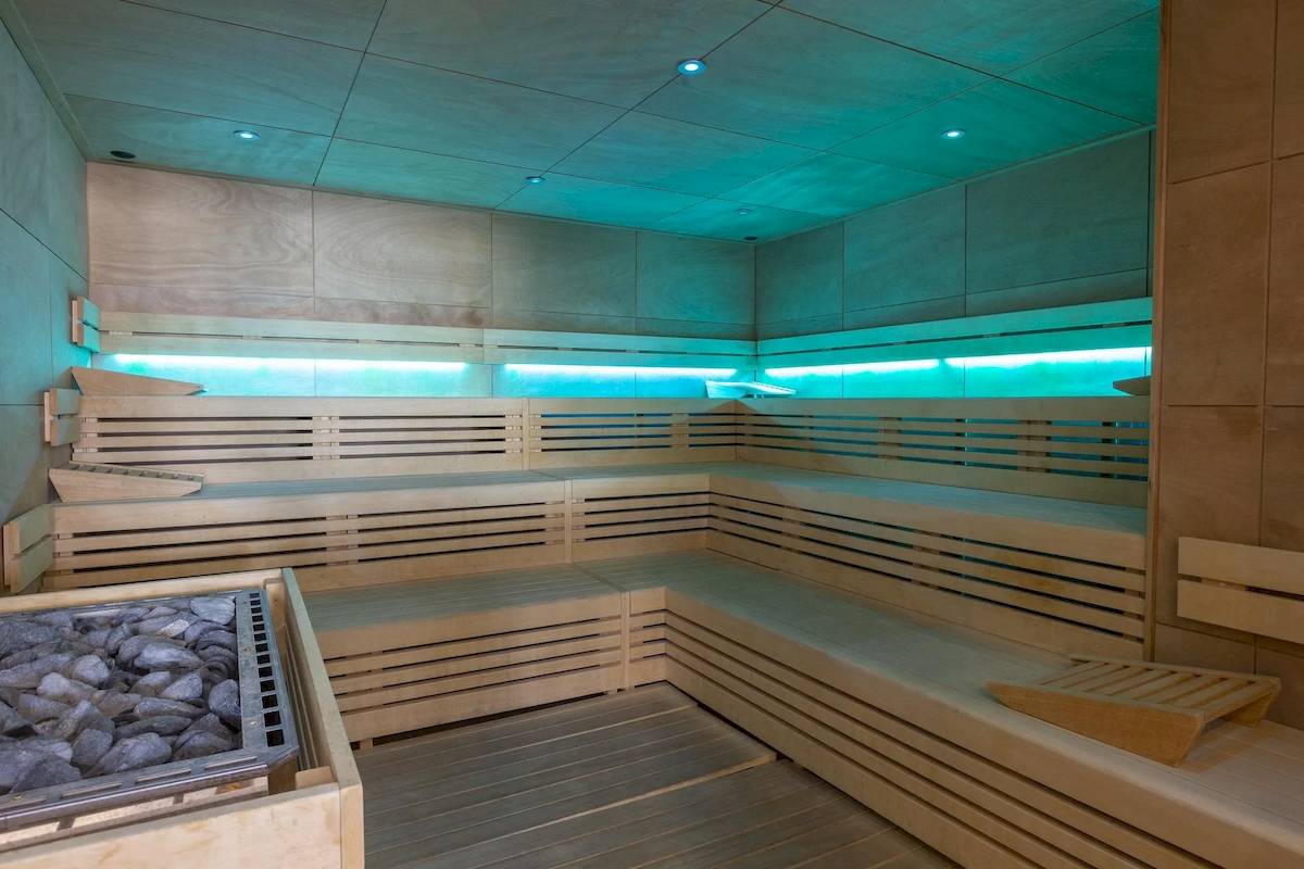 Innenansicht der Sauna im Hipotels Gran Playa de Palma mit Holzbänken und blauen Lichtern.