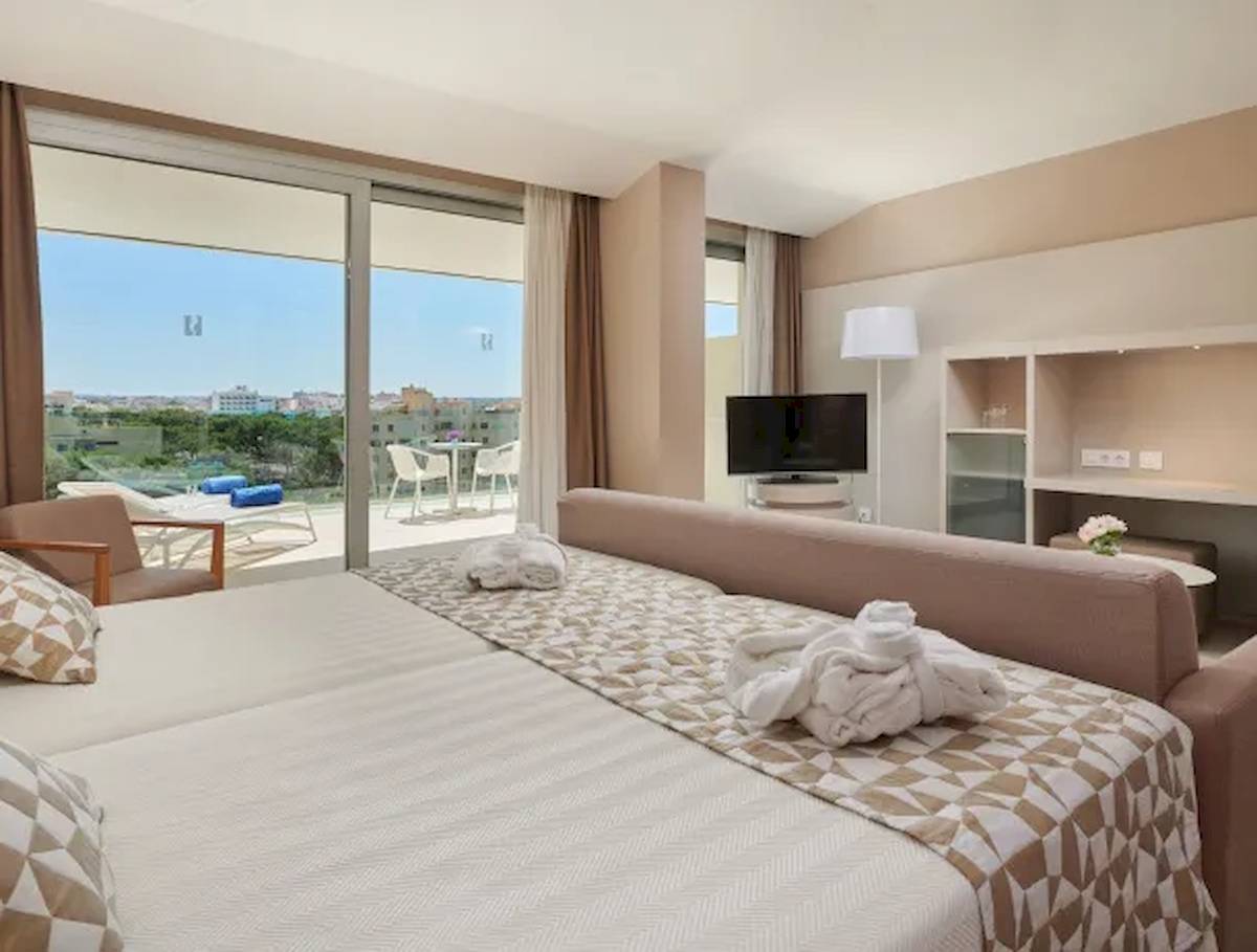 Doppelbett Zimmer im Hipotels Gran Playa de Palma mit Terrasse und Stadtblick