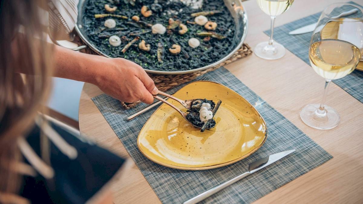 Essen genießen im Iberostar Playa de Muro Hotel mit einer Person, die eine Mahlzeit mit einer Serviette serviert.
