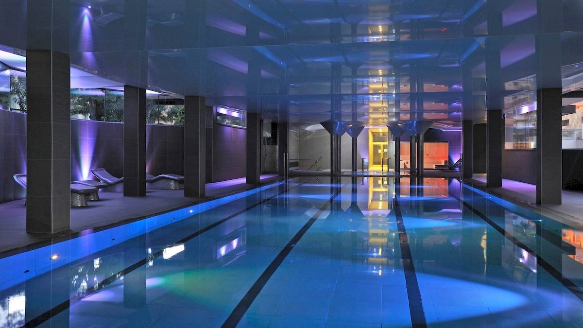 Innenpool des Iberostar Playa de Muro Hotels mit blauen Lichtern und Lounge-Bereich