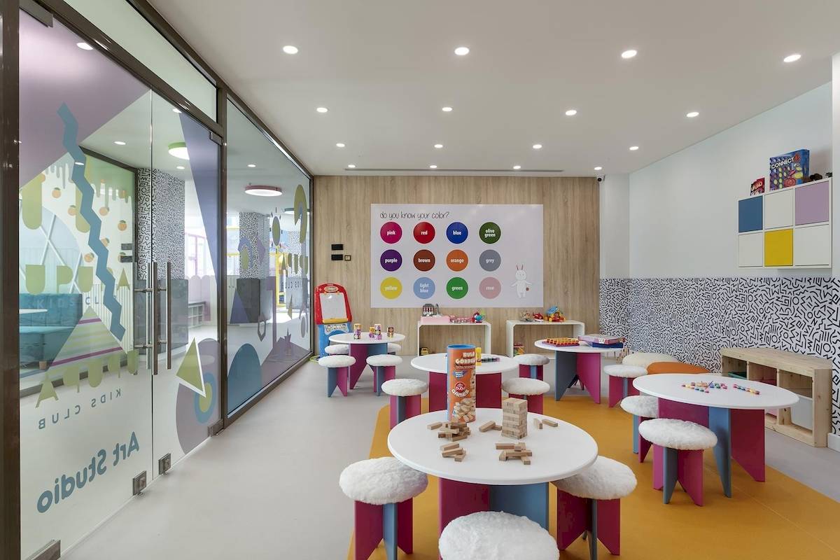 Kinderzimmer im Cullinan Belek Hotel mit bunten Tischen und Stühlen.