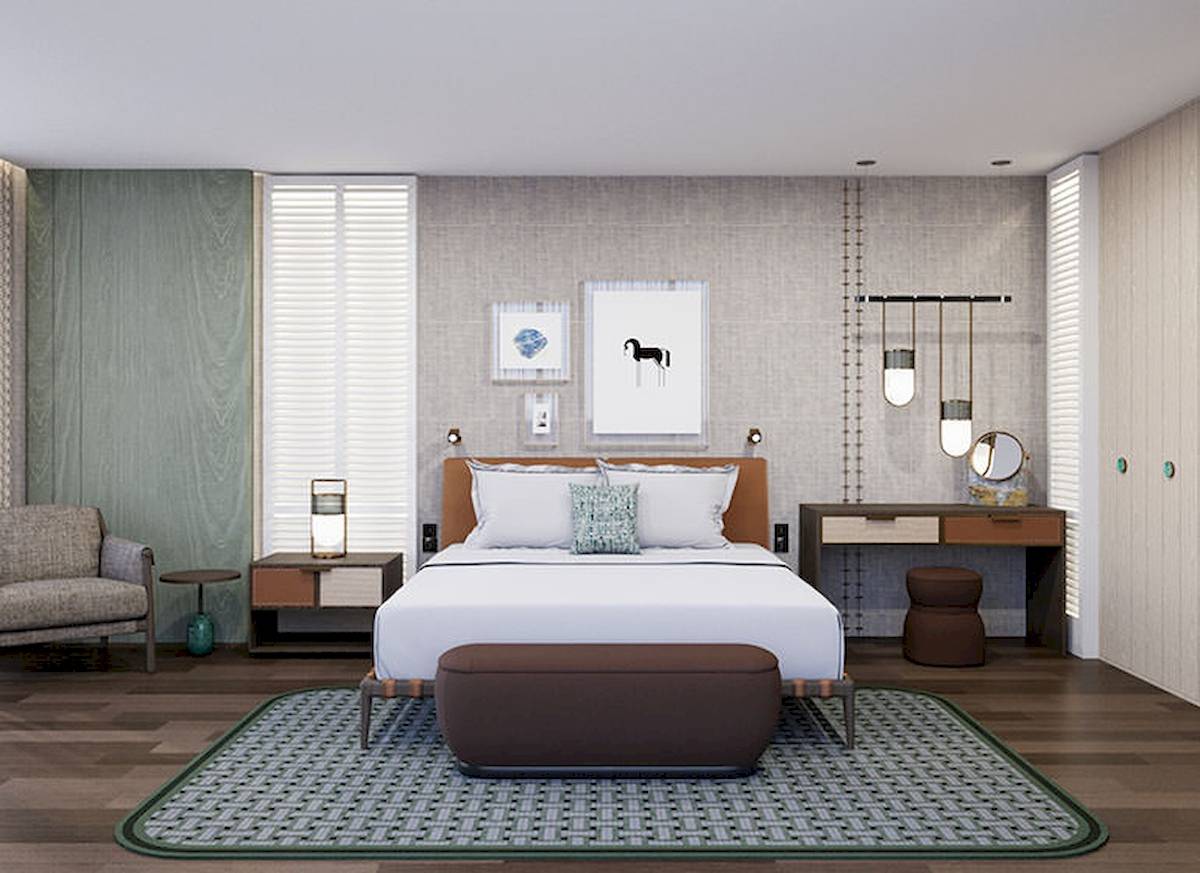 Ein elegantes Schlafzimmer im Gloria Serenity Resort mit einem großen Bett, Nachttischen, einer Kommode und einem Fenster.