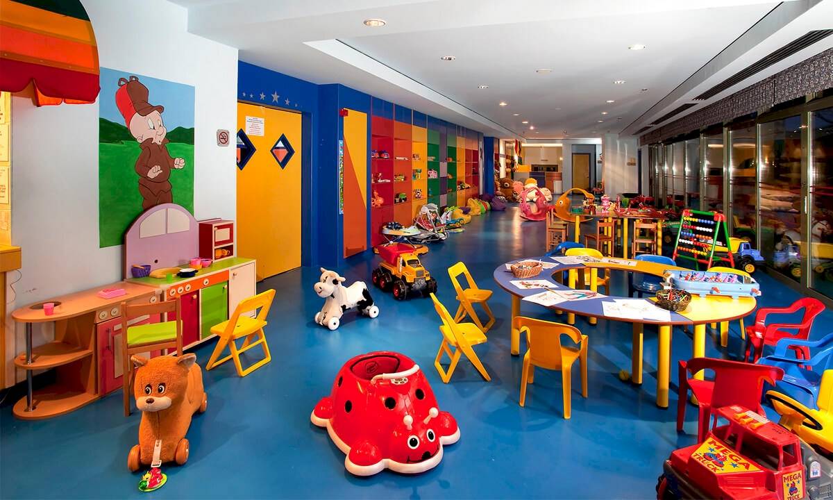 Kinderzimmer im Gloria Serenity Resort mit bunten Wänden und Spielzeug.