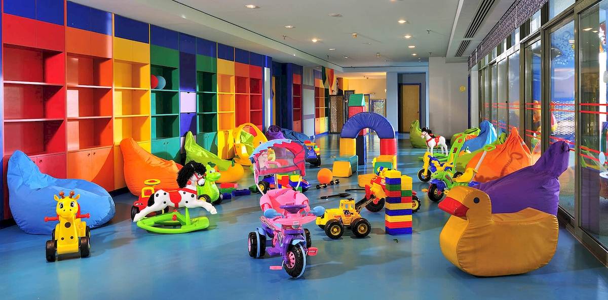 Kinderspielzimmer im Gloria Serenity Resort mit bunten Regalen und Spielzeug.