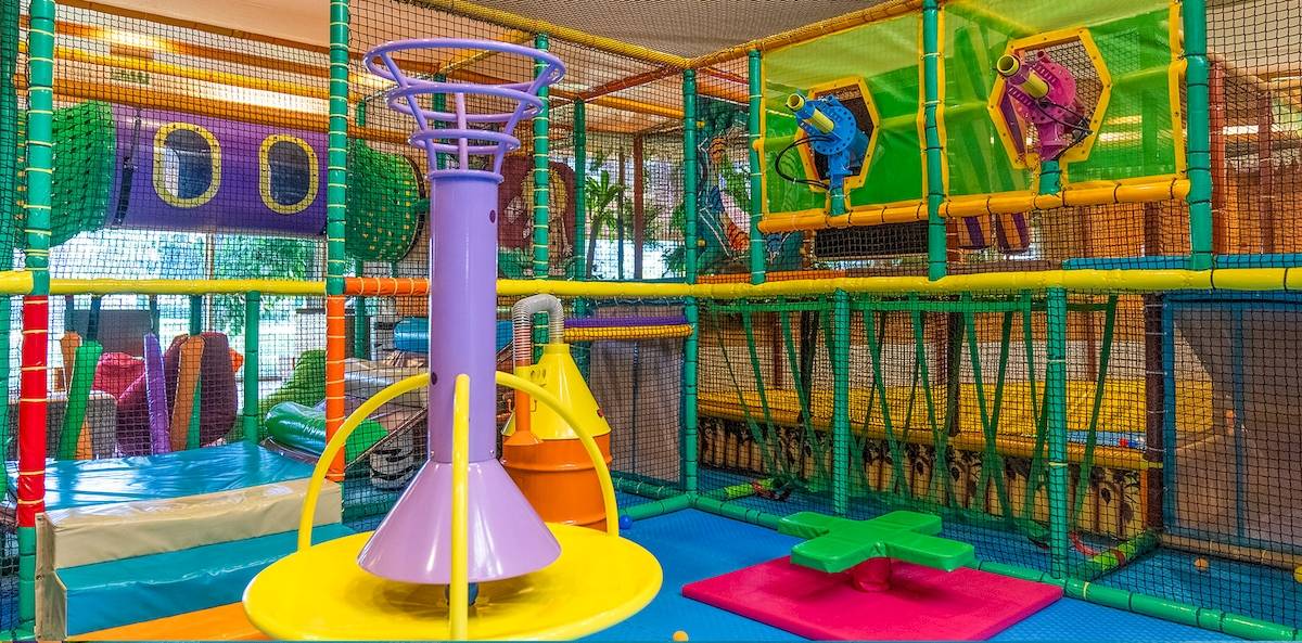 Kinderspielplatz im Gloria Serenity Resort mit bunten Spielgeräten und Netzen.