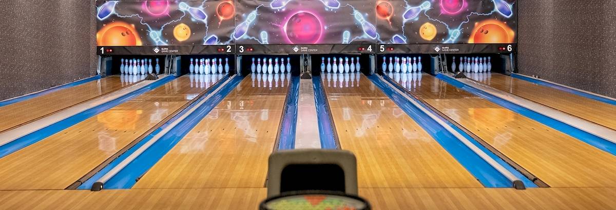 Bowlingbahn im Gloria Golf Resort mit bunten Pins und Bildschirm