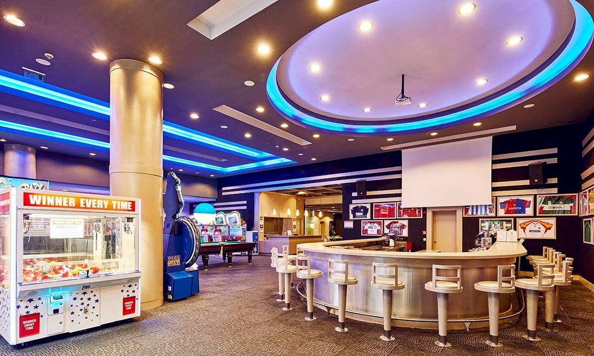Spielhalle im Gloria Golf Resort mit Arcade-Spielen, Billardtisch und Bar.