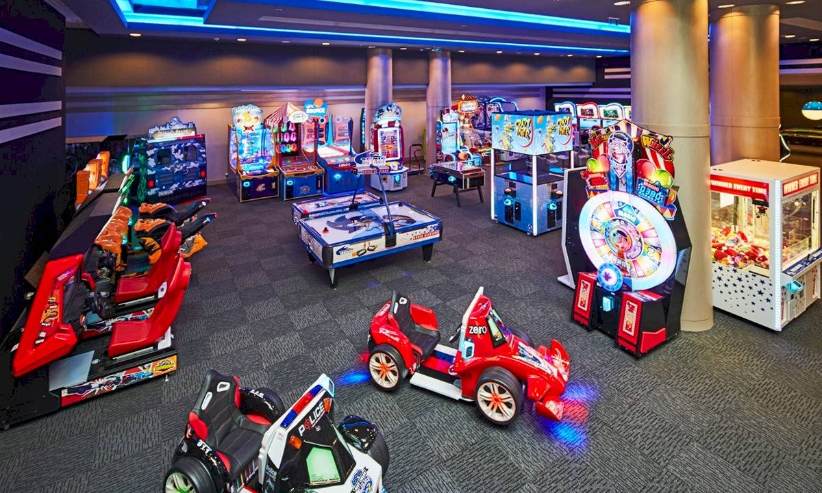 Arkade-Spielräume im Gloria Golf Resort mit verschiedenen Spielen und bunten Lichtern.