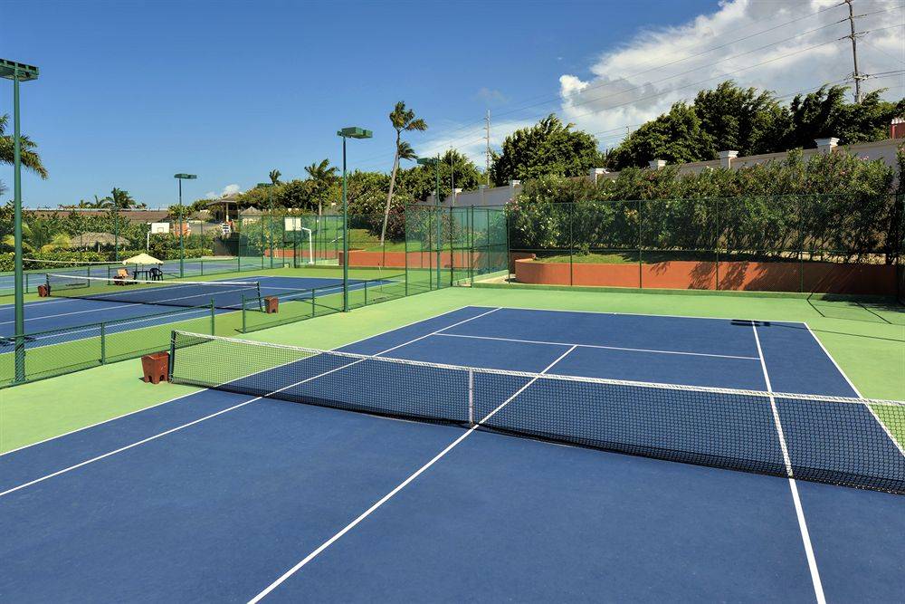 Tennisplatz im Iberostar Selection Rose Hall Suites Hotel.