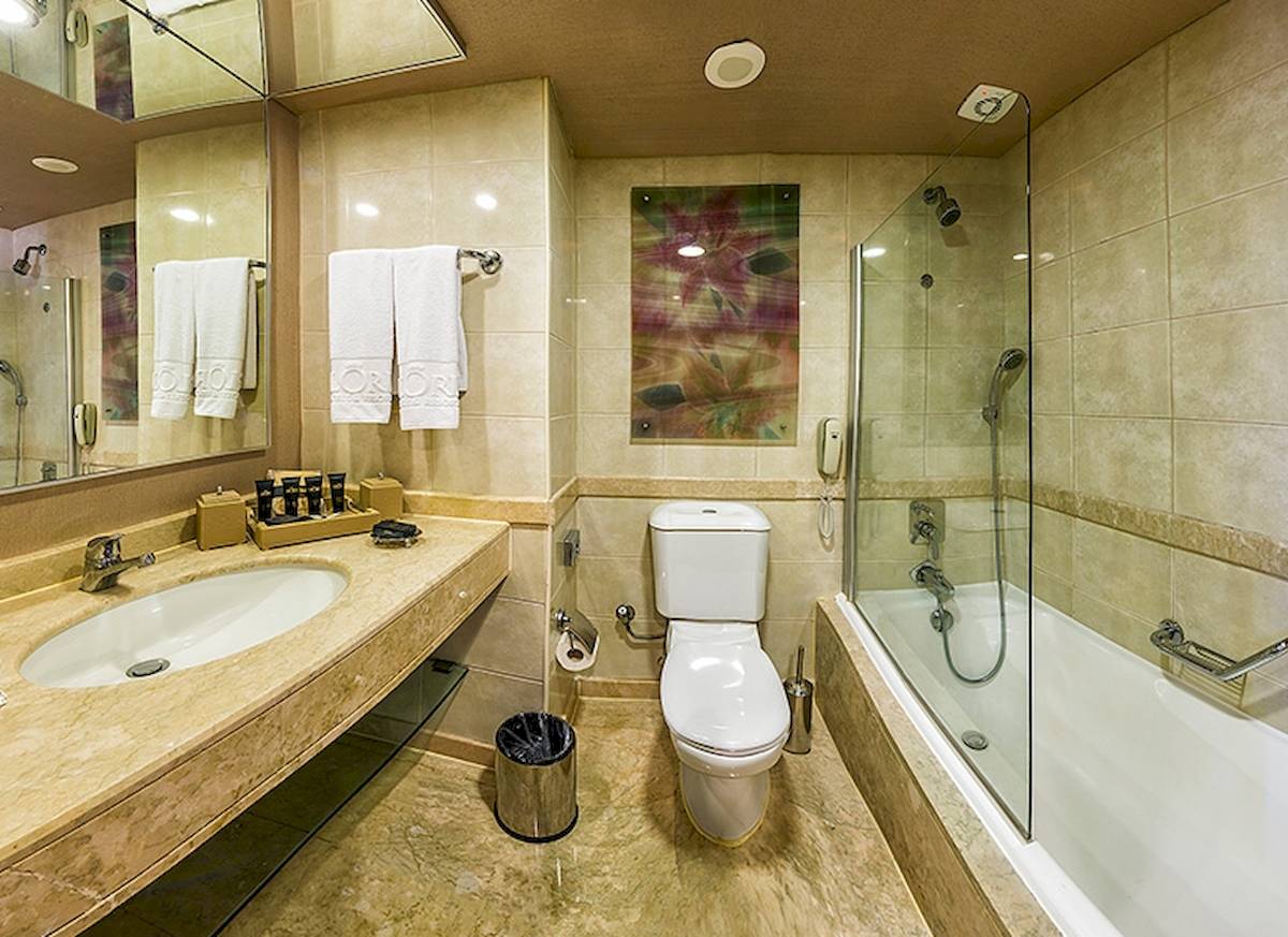 Badezimmer des Gloria Golf Resort mit Badewanne, Toilette und Waschbecken.